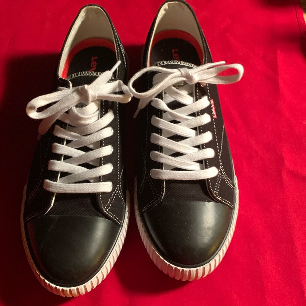 Levi Strauss Classic Black & White tennis shoe w/ leather tip size 10 never worn